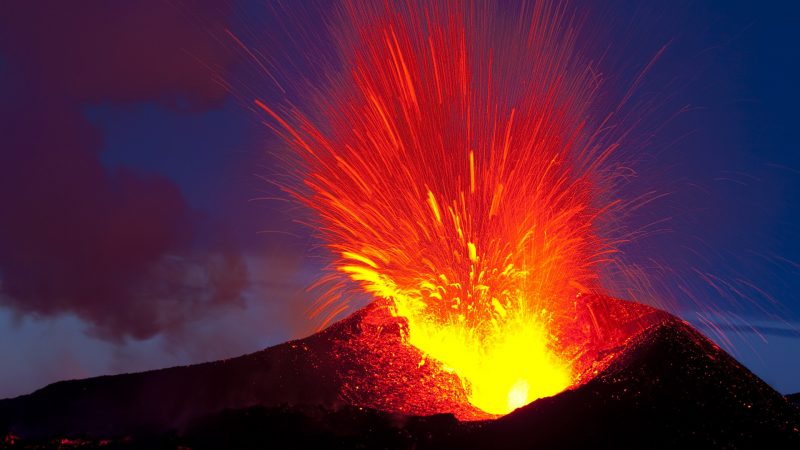 vulcano_eruzione_camera_magmatica_lava_magma