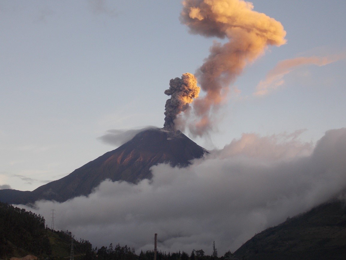Результаты вулканической деятельности. Вулкан Сан Мигель. Вулкан Сан Мигель извергается. Вулкан Котопахи. Линейные вулканы.