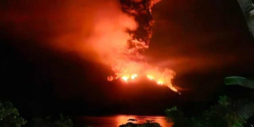 Das ist der Anfang vom Ende - Pagina 13 Ruang-volcano-eruption-april-16-2024-f