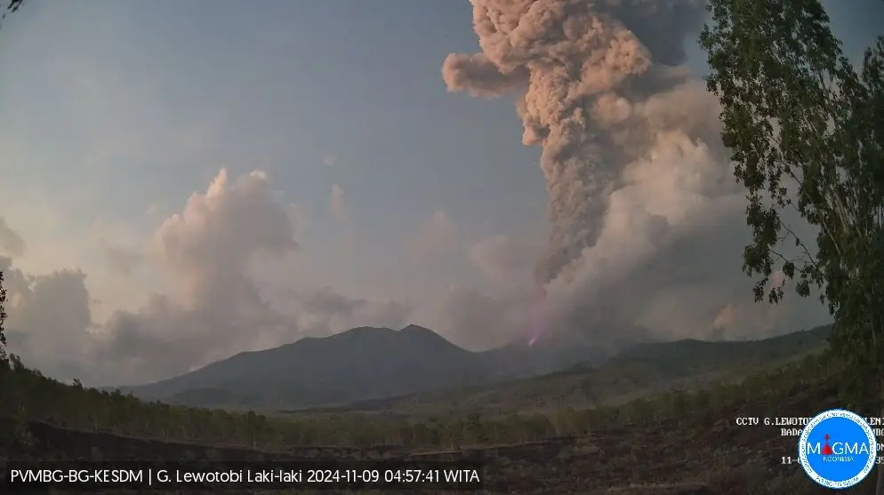 Eruzione del vulcano Lewotobi Indonesia alle 0457 LT del 9 novembre 2024