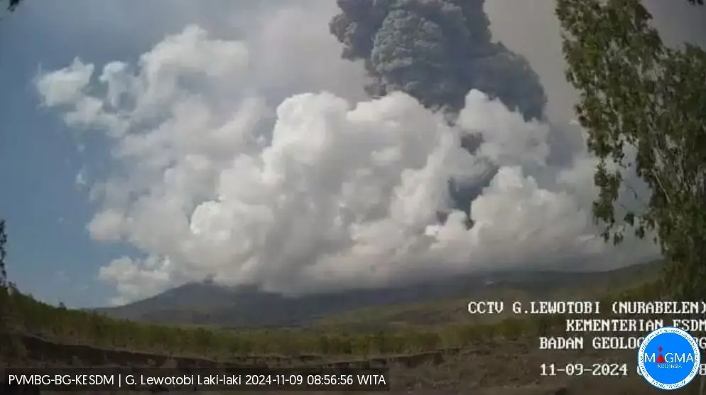 Eruzione del vulcano Lewotobi, Indonesia alle 0856 LT del 9 novembre 2024