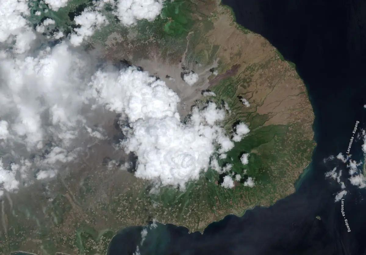 immagine satellitare del vulcano lewotobi, indonesia, l'8 ottobre 2024 VIS